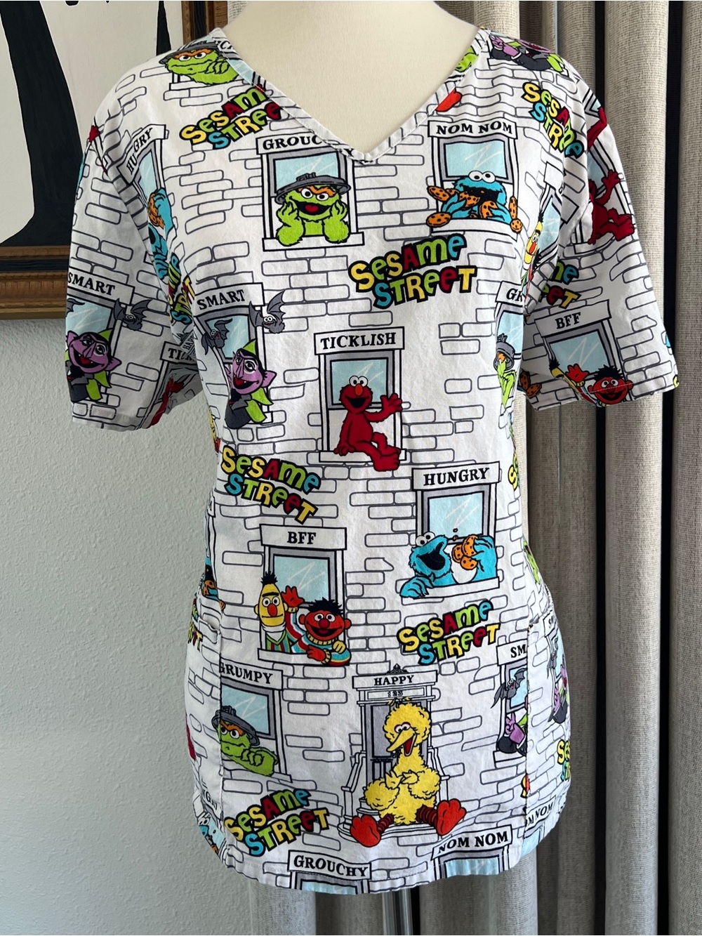 Sesame Street White V-Neck Scrub Top with Colorful Character Print Size Large